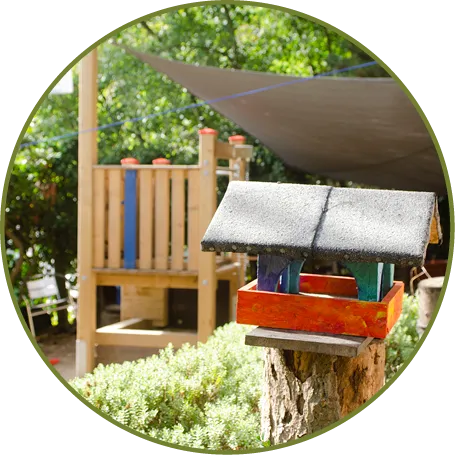 Das Grundstück des Waldkindergartens mit dem Bauwagen zwischen Bäumen